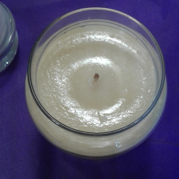 🏡 Yankee Candle Housewarmer Scented Candle 🏡 - Picture 4 of 6